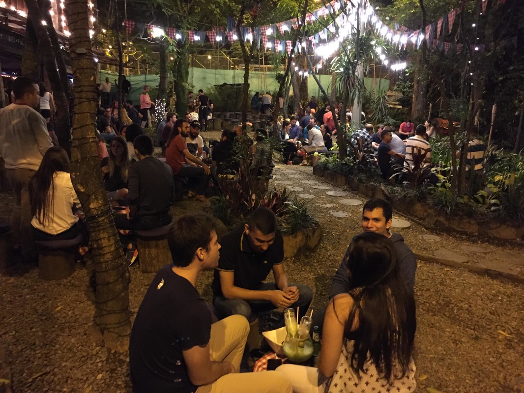 Pulsing nightlife in El Poblado – where the "paisas" mix up with tourists